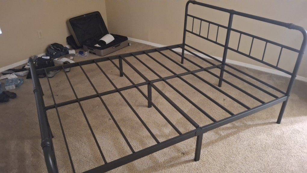 Free King Super Strong Bed Frame New Conditiong