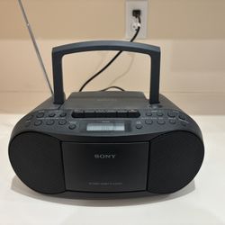 SONY Portable Stereo, CFD-S70 Boombox with CD Player, FM/AM Radio, Cassette Recorder. Great Sound, Like New, Very Little Use. 