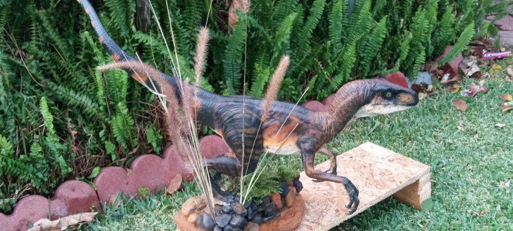 Rare Horizon Velociraptor Model Kit From Jurassic Park Movie