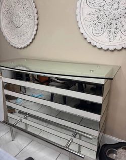 White Modern Bar