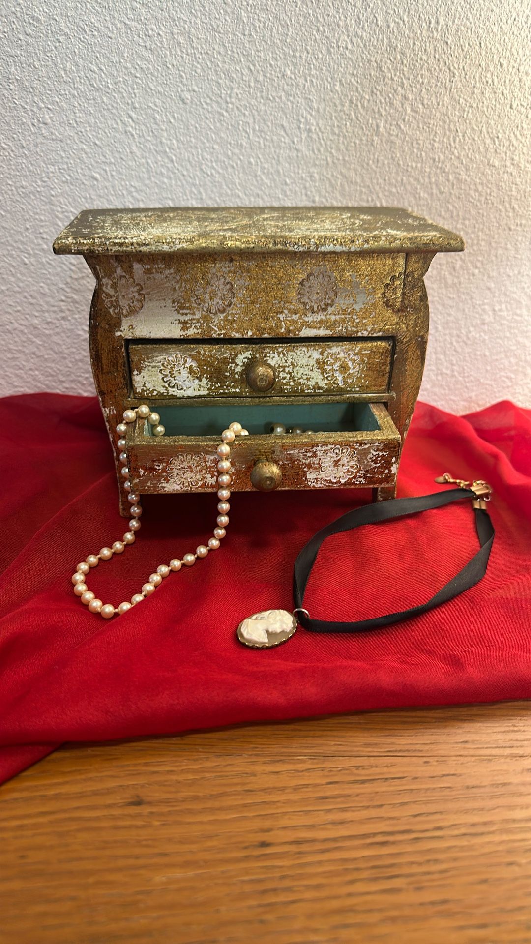 Vintage Florentine Gilt Jewelry Box / Made In Italy