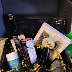** Beauty Box ** Make Up,  Eyelashes , Skin Care **