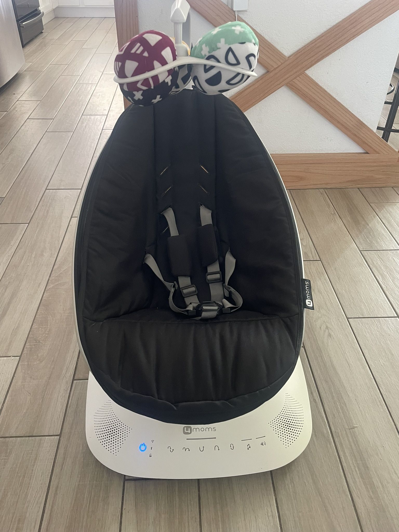 4moms mamaRoo baby rocker swing smart connectivity like new! Probably used it 3 times max. Great condition