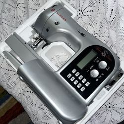 Singer Sewing Machine 
