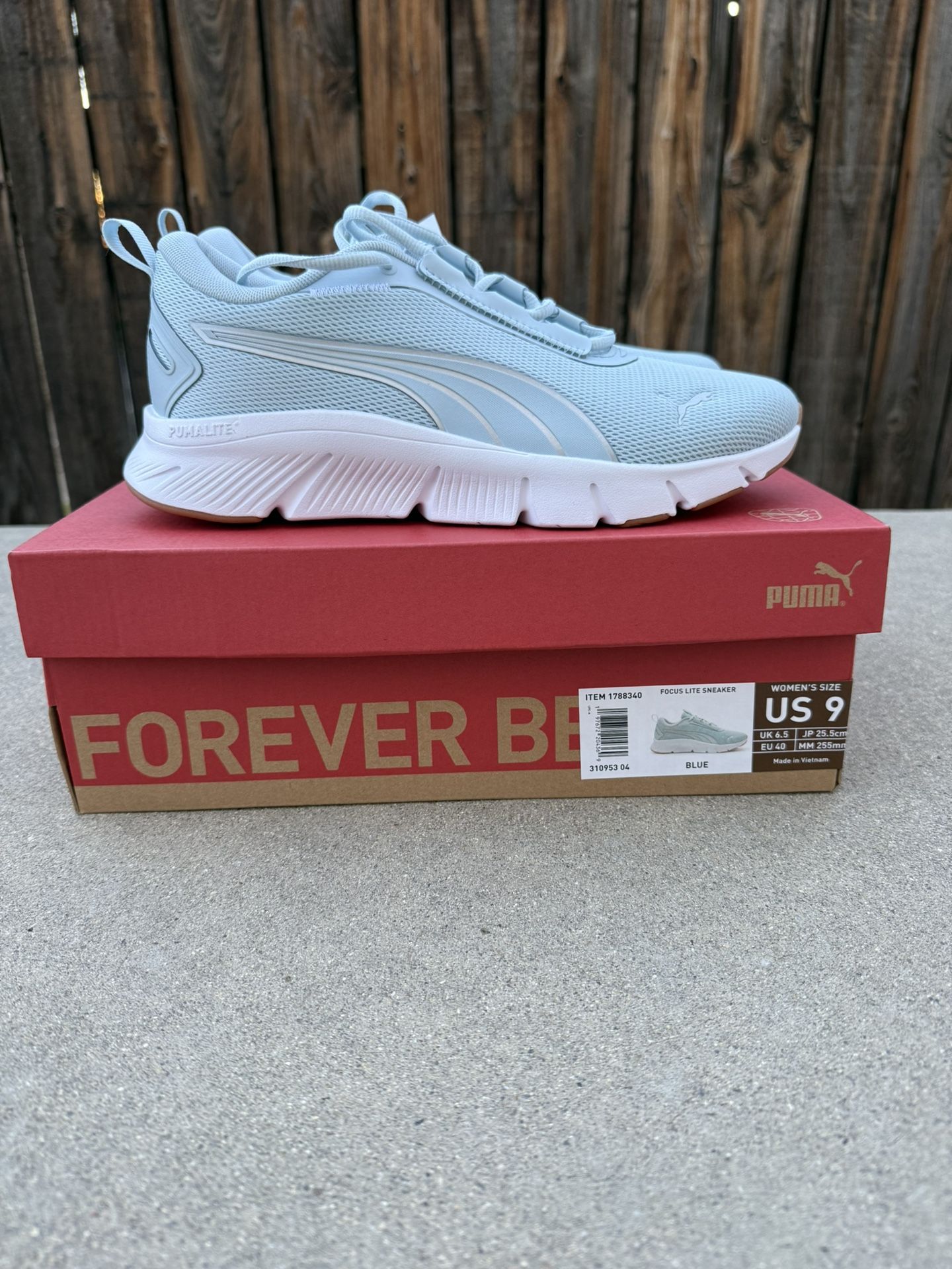 Sneakers Size 9 Woman’s