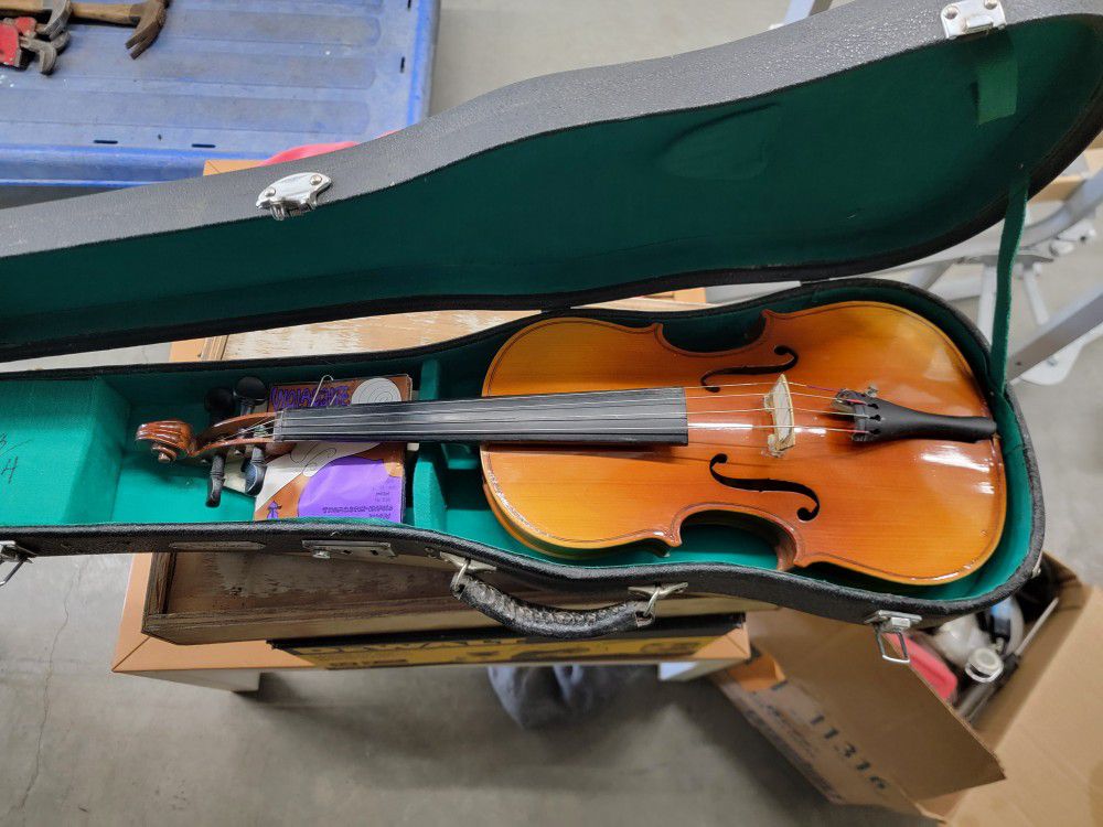 Skylark Violin W/case