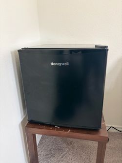 Honeywell compact 1.5 Cu Ft Mini Fridge