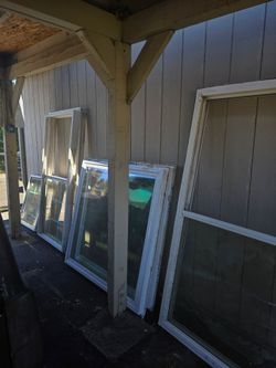 4 Vinyl Windows – Simonton & Tuscany – Excellent Condition – $700 OBO