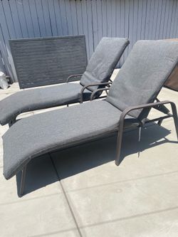 nice like new lounge chairs
