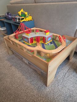 Train table with accessories (with some rare pieces!)