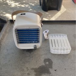 Beaux Desktop Ac, With A Extra Ice Tray Replacement