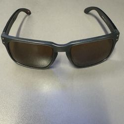 Oakley Holbrook MLB St. Louis Cardinals Edition Sunglasses - OO9102-G655 Product Overview Up for sale is a pair of authentic Oakley Holbrook sunglasse