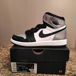 Jordan 1 Retro High
Silver Toe (PS)
Size: 1
Price: $170 or best offer
Condition: Deadstock (New)