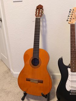 Yamaha  C40 Guitar  with stand