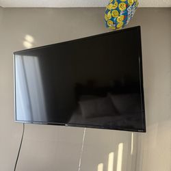 TCL Roku TV w/ Remote  and Wall Mount