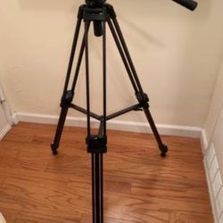 Magnus VT-4000 Camera Tripod with Fluid Head & Travel Bag