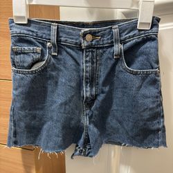 Woman’s Levi Shorts 