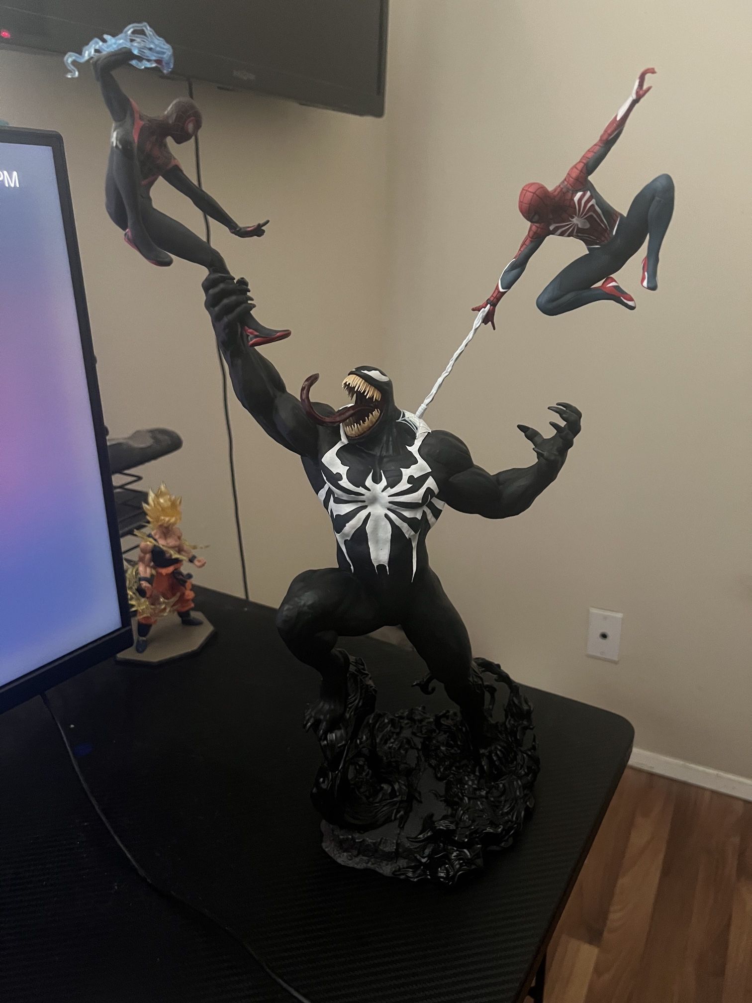 19in Venom vs Spidermen statue