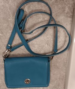 Coach C2815 Karlee Crossbody Bag in Pebble Leather Teal
Designer Fashion Direct
Designer Fashion Direct (4398)