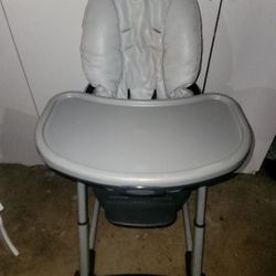 Graco High chair Gray Color FREE diaper Genie And Bags
