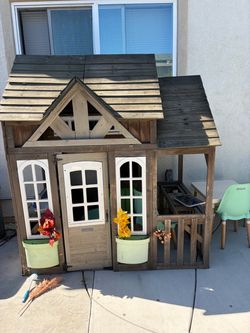 Kids outdoor playhouse