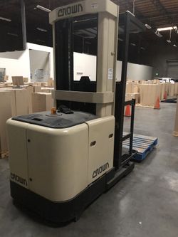 Crown Stand up forklift