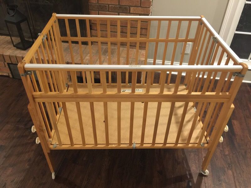 NU-LINE VINTAGE WOODEN PORTABLE PLAYPEN/CRIB
