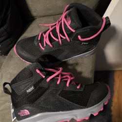 NWT North face Women’s hiking boots Sz 5