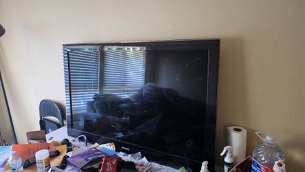 52 inch Tv 20$ or trade for pizza