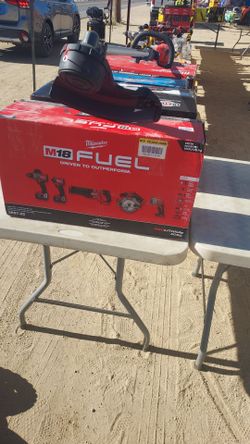 Milwaukee

M18 FUEL 18V Lithium-lon
Brushless Cordless Combo
Kit (5-Tool) with Two 5.0 Ah
Batteries, 1 Charger 1 Tool