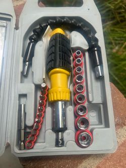 Reversible Multi-Bit Ratcheting Screwdriver & Socket Set