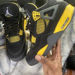 Jordan 4 Retro “Thunder”
