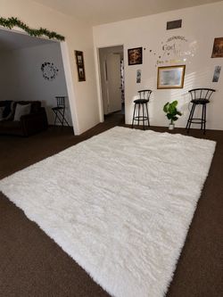 Large 8 X 10 Cream Fluffy rug 🤍