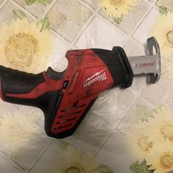 milwakee saw zall m12