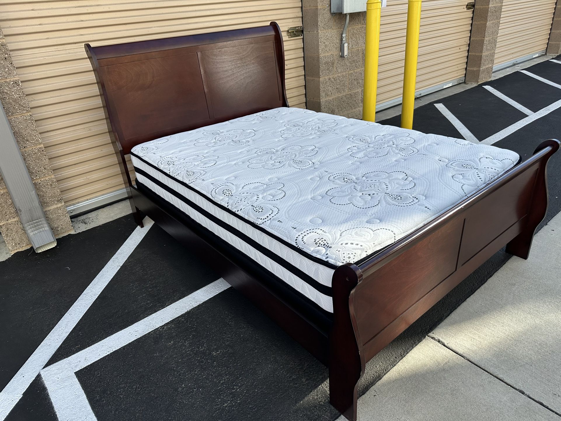 Queen Size Bed With New Mattress/ Cama Tamaño Queen Con Colchon Nuevo