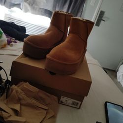 $100  Women's Classic Mini Platform Ugg Boots Size 11