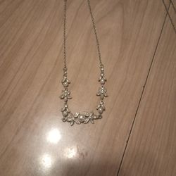 Clear Flower With Pearls Necklace