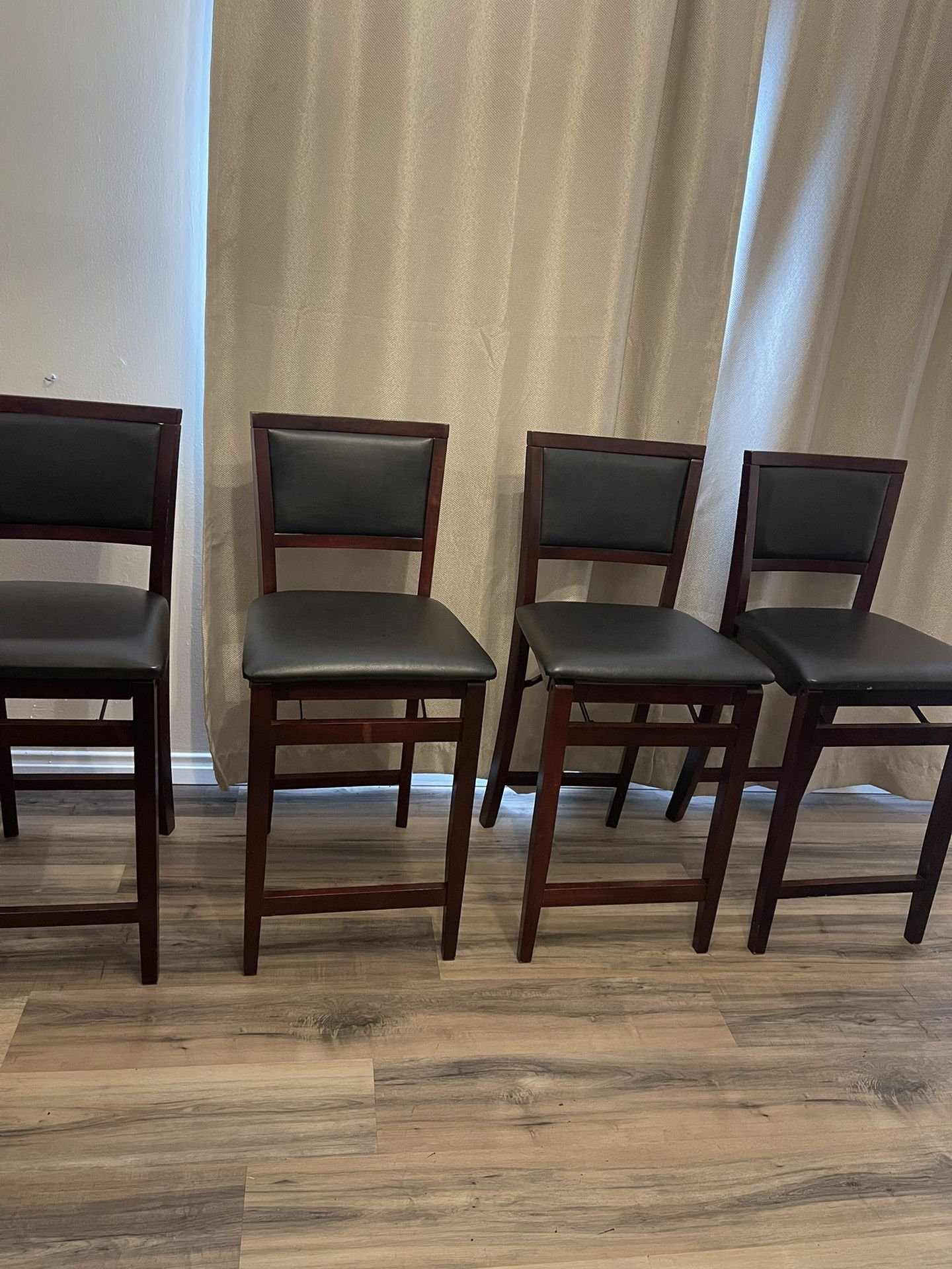 4️⃣ Chairs 🪑 🪑 🪑 🪑 