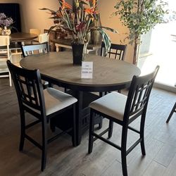 Table And 4 Barstools 