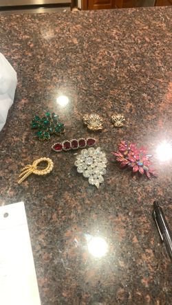Vintage WIESS/REGANCY/KRAMER/TRIFARI   Brooches selling as a bundle