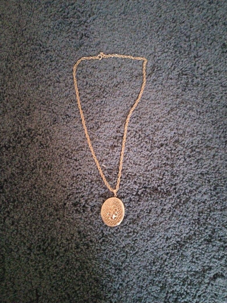 Gold Necklace With Locket 