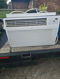 LG Wall-Mounted Air Conditioner, 14,000 BTU, 230/208V, cools an area of ​​700 sq. ft., suitable for bedrooms, living rooms, and apartments.