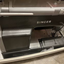 Singer Sewing Machine CG590