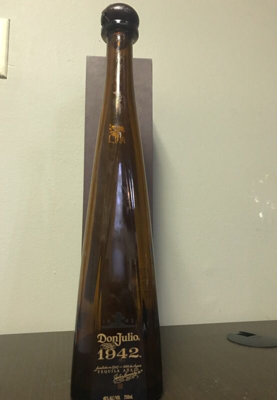 DON JULIO 1942 EMPTY BOTTLE GREAT CONDITION GORGEOUS EMPTY BOTTLE WITH BOX  INC
