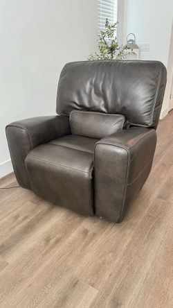 Free - Leather recliner - excellent condition - !beat offer