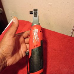 M12 Milwaukee Fuel 3/8 Ratchet Con Batería $$185