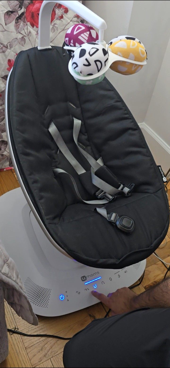 4 Moms Mamaroo Electric Baby Swing 