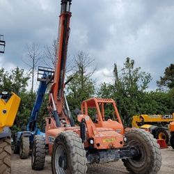 SKYTRAK 8042 - 8,000lbs 42’ Reach Forklift