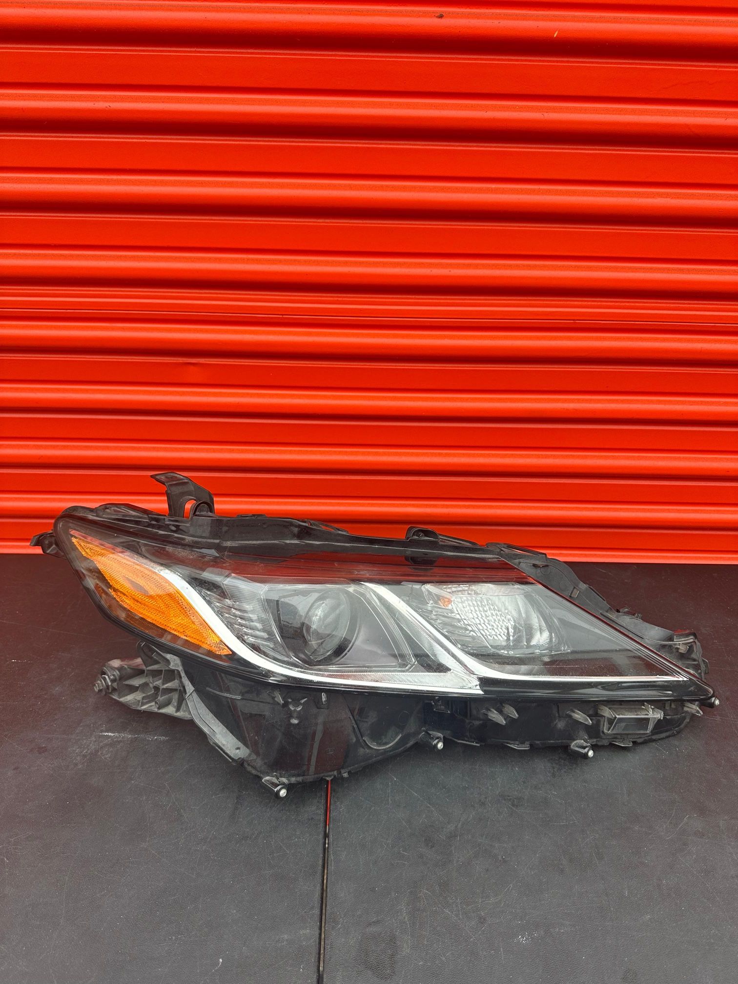 2018 - 2022 TOYOTA CAMRY CHROME HALOGEN RH PASSENGER SIDE HEADLIGHT OEM