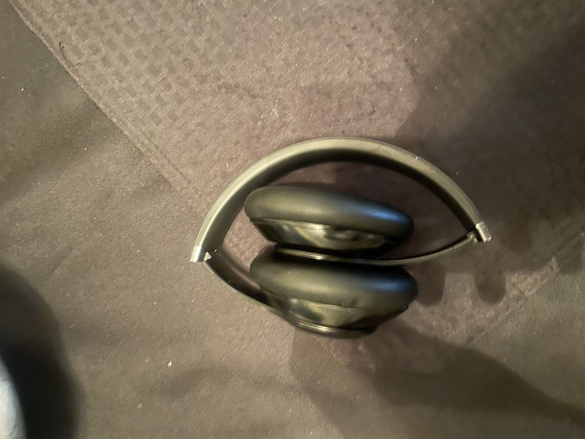 beat studio 3s yes they work perfect condition with charger